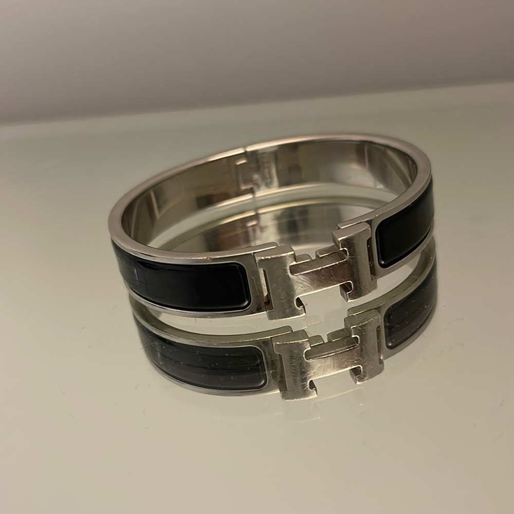 Black Hermes Clic H bracelet. Silver and black